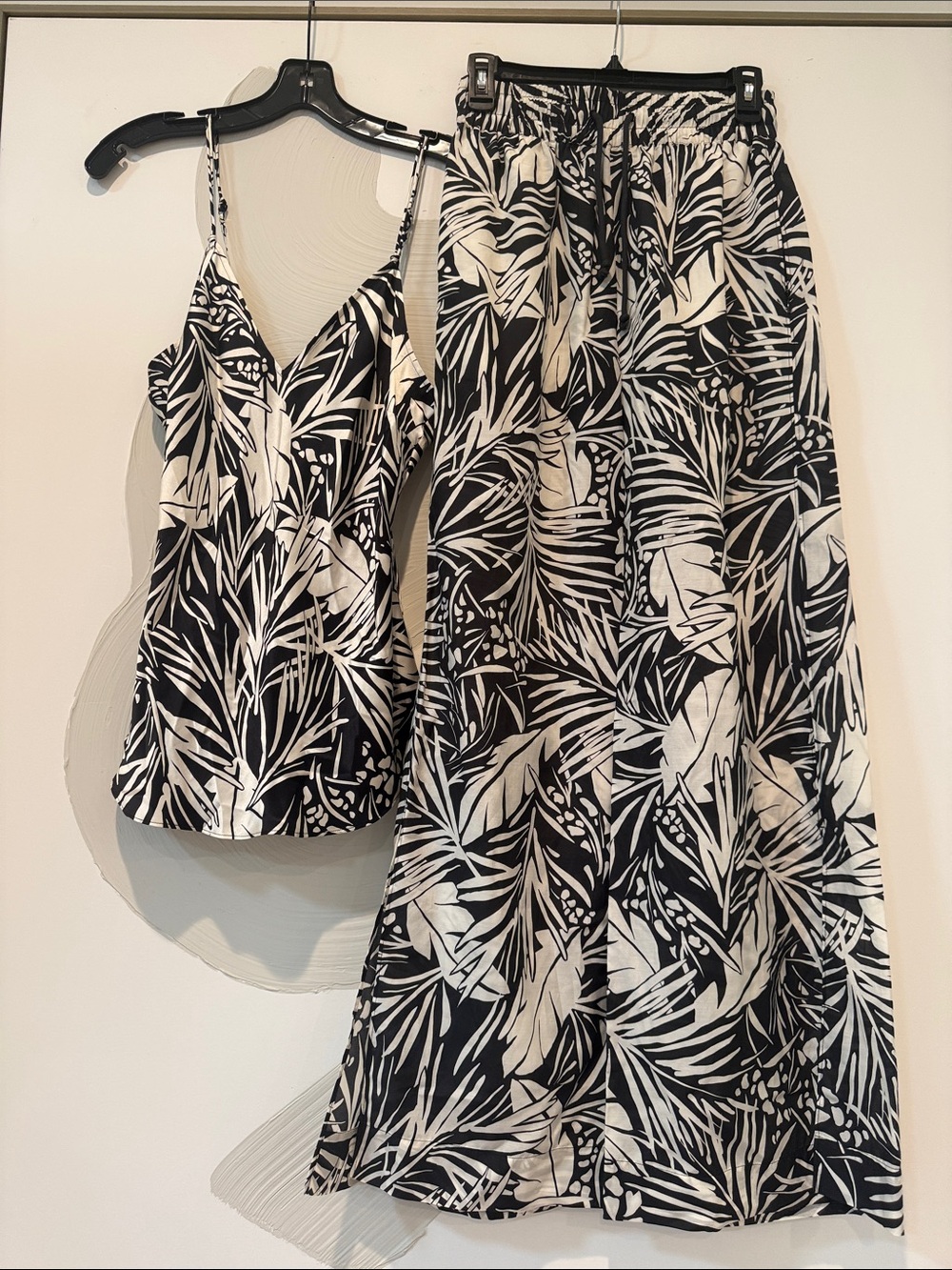 Frame Denim Black & White Leaf-Print Spaghetti cami Strap top and pants